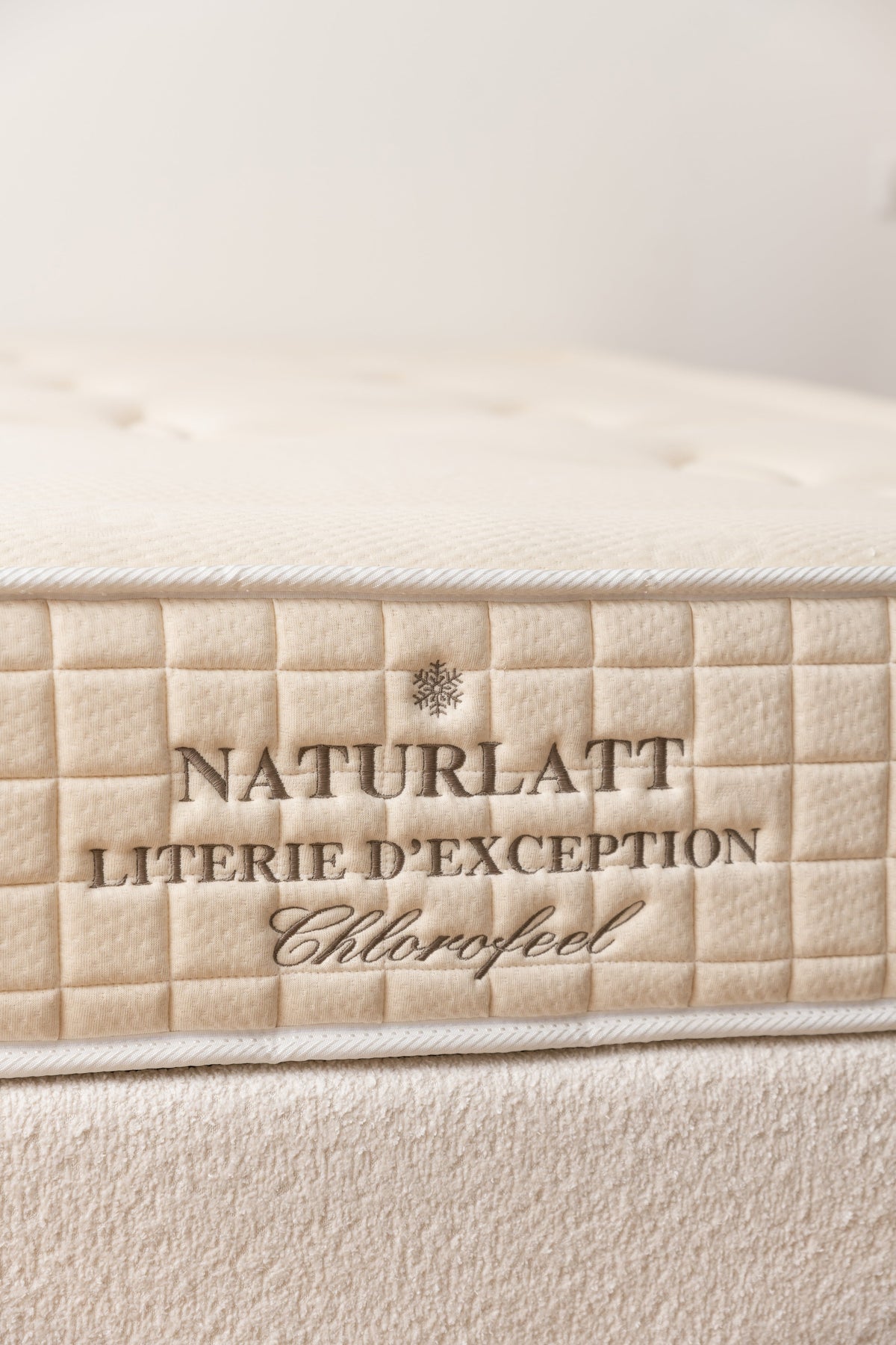 Détail de l’étiquette et de la bande d’un matelas en latex Natur’latt
