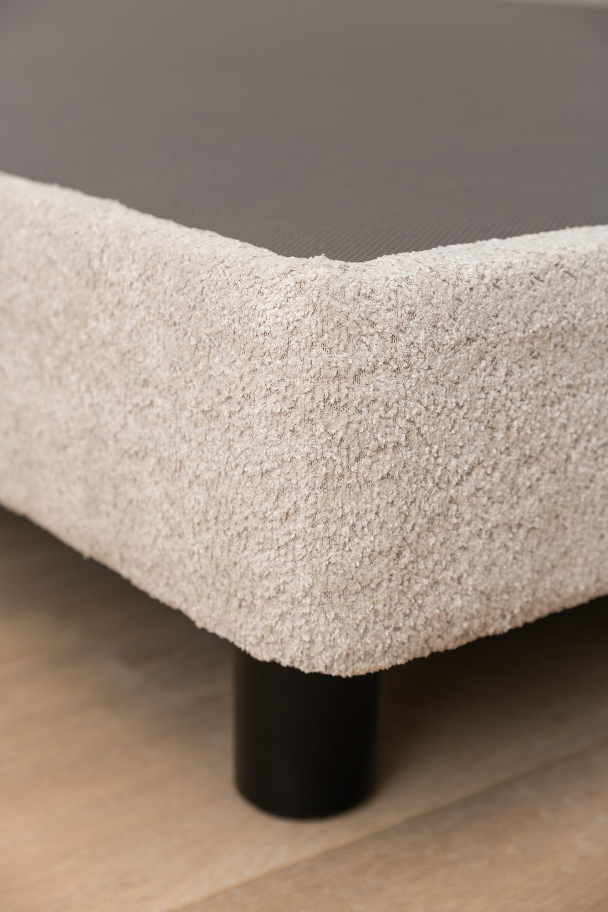 Finition du tissu sur un angle de sommier tapissier