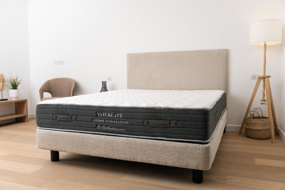 Grand matelas deux places sur un sommier tapissier clair