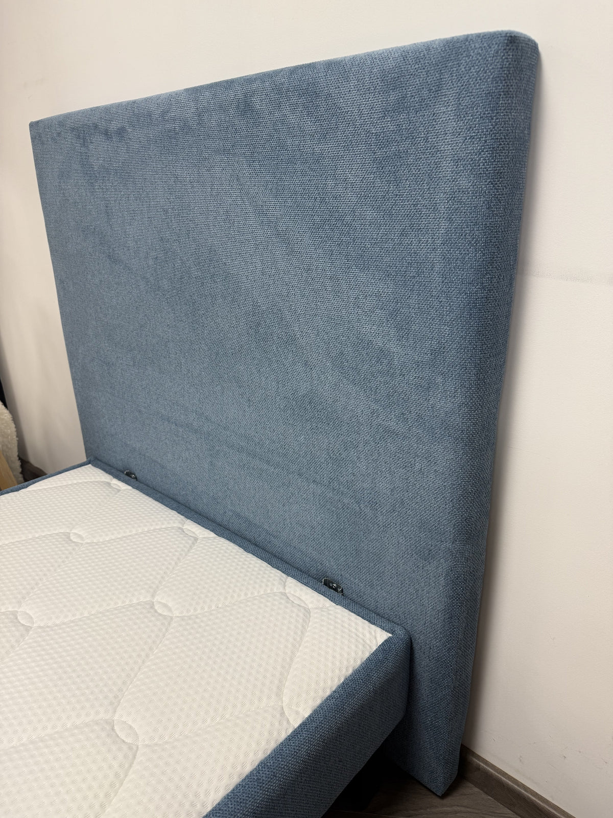 Profil d’une tête de lit bleue et de son sommier assorti