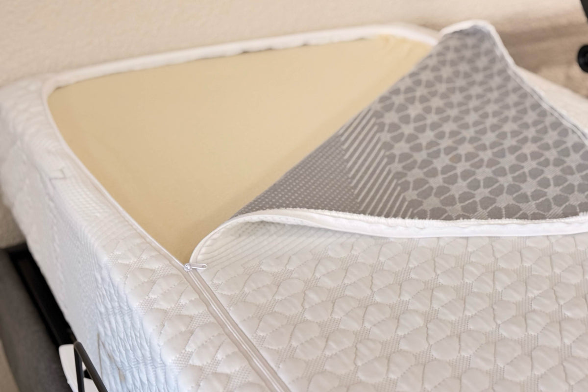Housse d’un matelas ouverte pour montrer la mousse intérieure