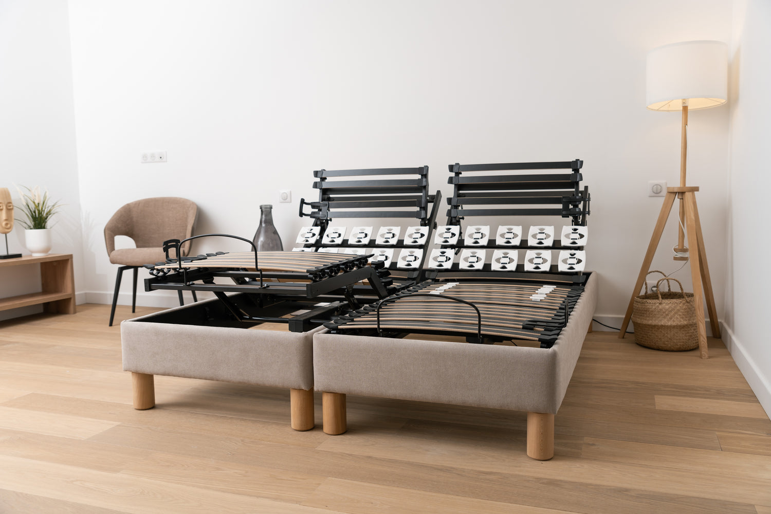 Sommier électrique Ironii Mixte beige, avec les deux côtés relevés, dans une chambre lumineuse
